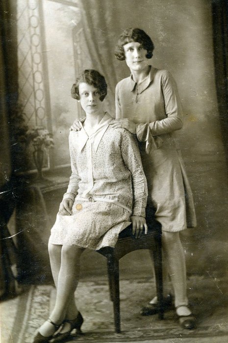 Two girls, photographer Laurence 34719